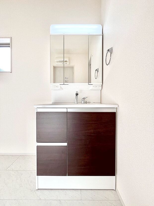 大きく見やすい三面鏡で清潔感ある洗面台は、身だしなみチェックや肌のお手入れにおすすめです。