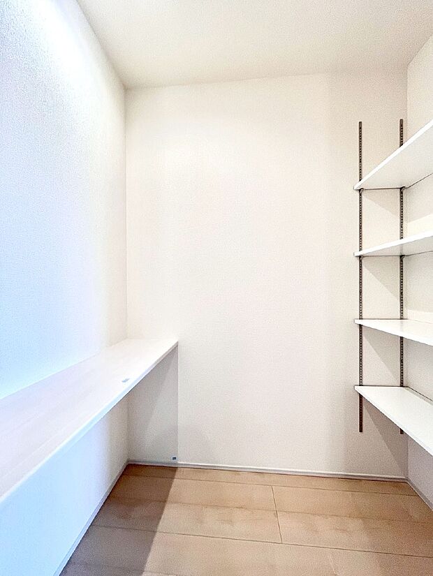 キッチン横収納!食材のストックはもちろん、日用品の収納など使い方はいろいろ!