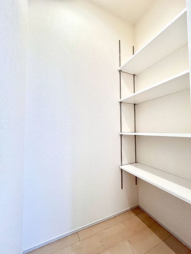 リビング収納。ここに収納があると物が集まるLDKがスッキリ片付きそうですね。