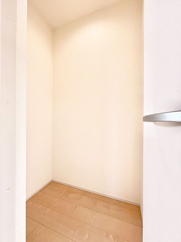 廊下収納。掃除道具や季節の小物を収納することができます。