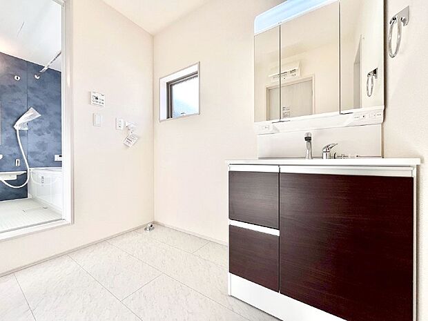 清潔感のある快適空間です。毎日の身支度も気持ち良くお使い頂けます。