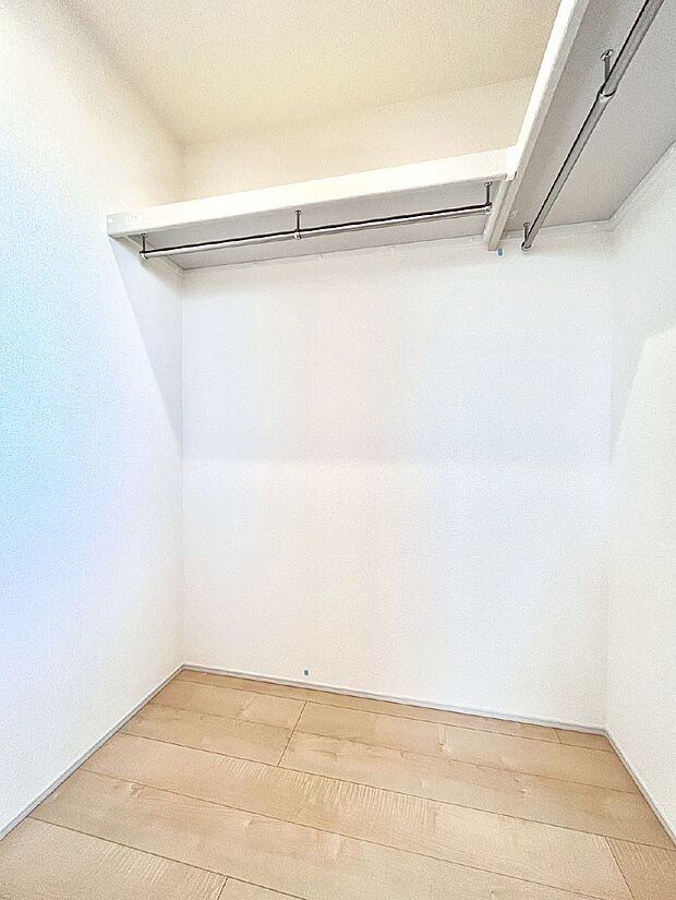 ウォークインクローゼット付きで生活空間を広く利用できます。