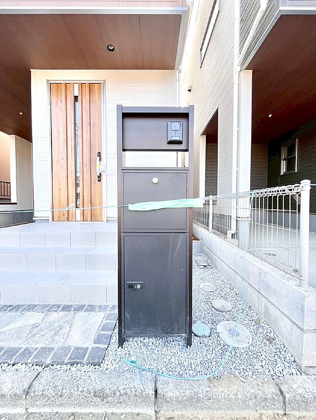 シンプルデザインのポスト。