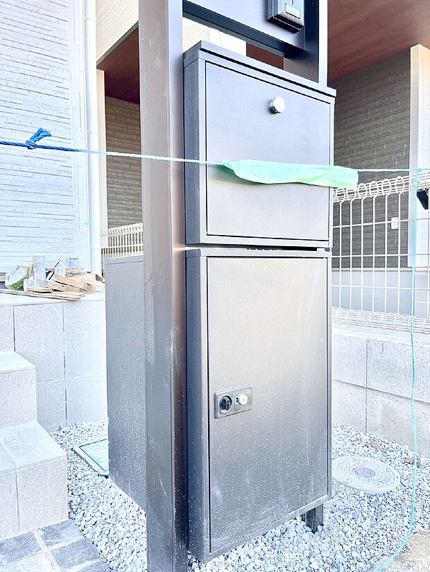 外観「宅配ボックス」 時間を気にせず宅配物をいつでも安全に受け取れます。