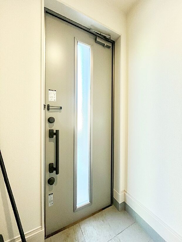 ガラススリットの入った玄関ドアが室内に光を届けてくれます