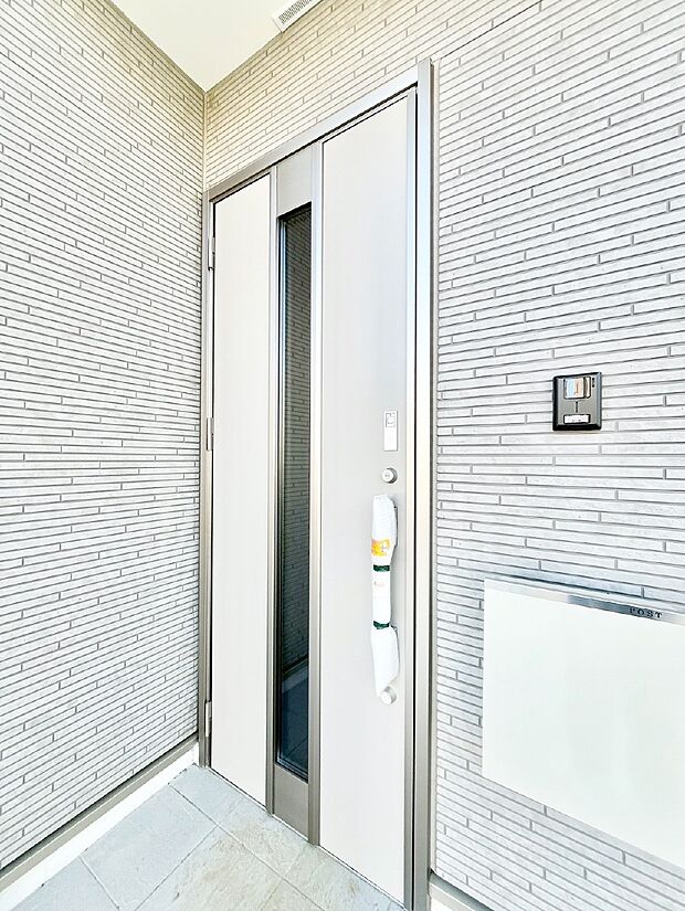 玄関前は雨が降っても濡れにくい屋根付き