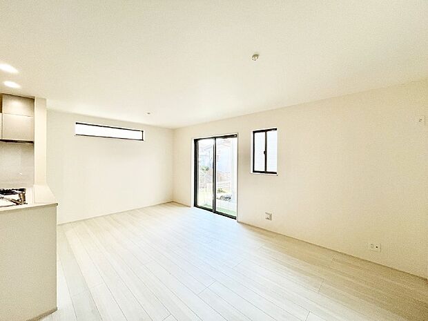 大きな窓からたっぷりの陽光と風を感じられるリビング