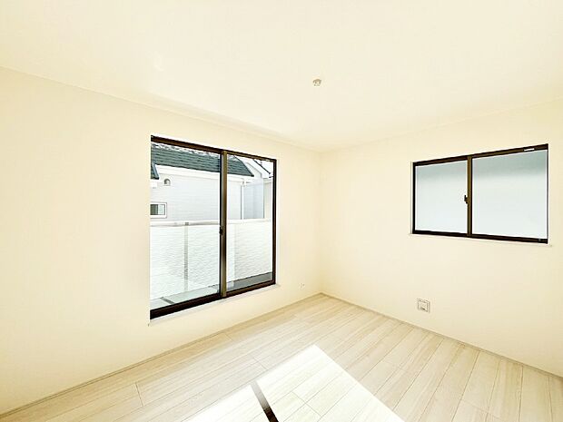 バルコニーが開放感をプラスしてくれる洋室