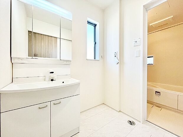 清潔感ある洗面化粧室で朝の身支度も快適