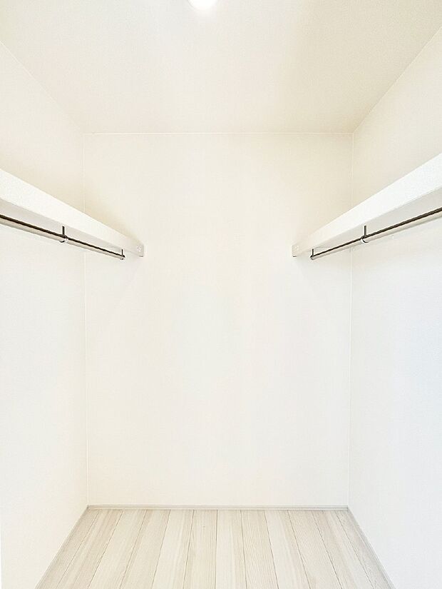 ウォークインクローゼットの活用で生活空間スッキリ