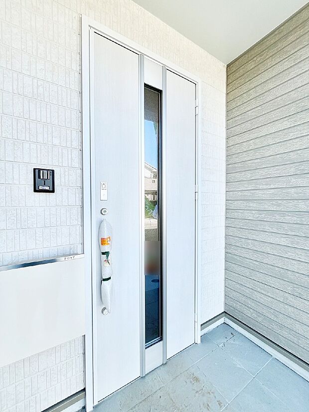 玄関前は雨が降っても濡れにくい屋根付き