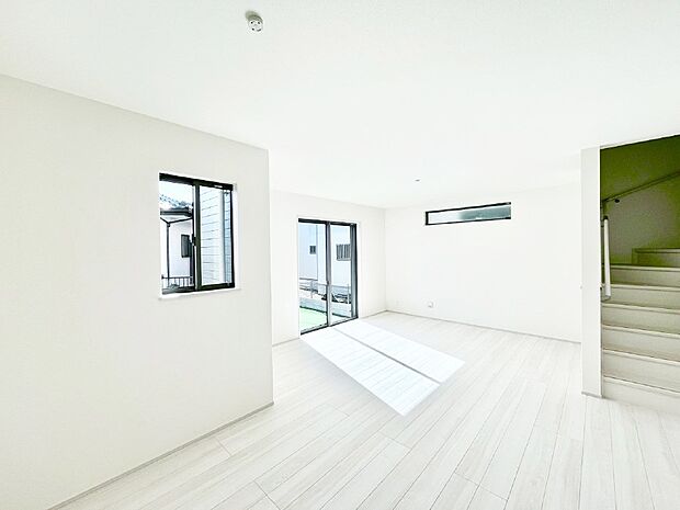 大きな窓からたっぷりの陽光と風を感じられるリビング