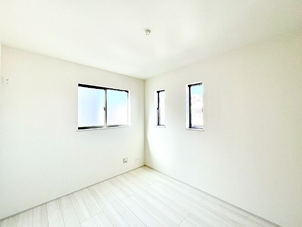 窓からのやさしい光が心地よいプライベートルーム