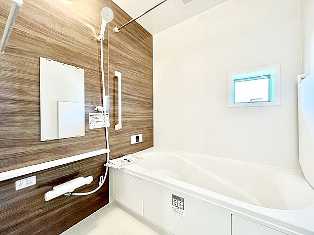 一日の疲れを癒してくれる明るい清潔感のあるバスルーム