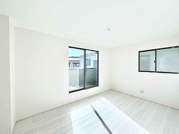 バルコニーが開放感をプラスしてくれる洋室