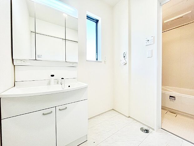 清潔感ある洗面化粧室で朝の身支度も快適