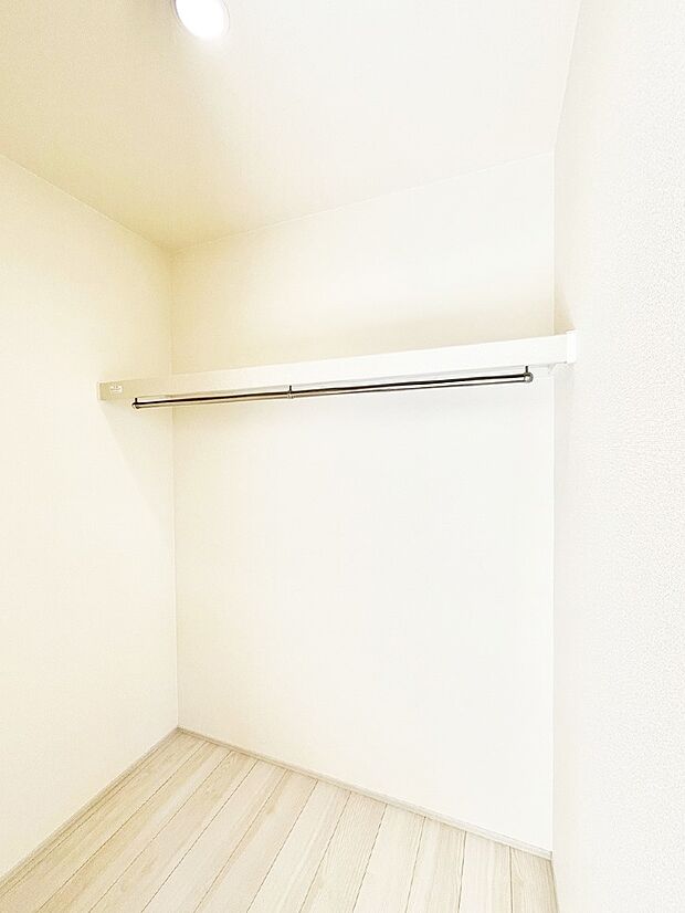 ウォークインクローゼットの活用で生活空間スッキリ