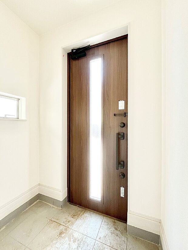 ガラススリットの入った玄関ドアが室内に光を届けてくれます