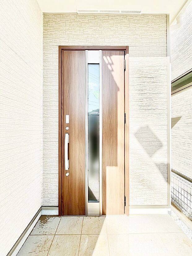 玄関前は雨が降っても濡れにくい屋根付き