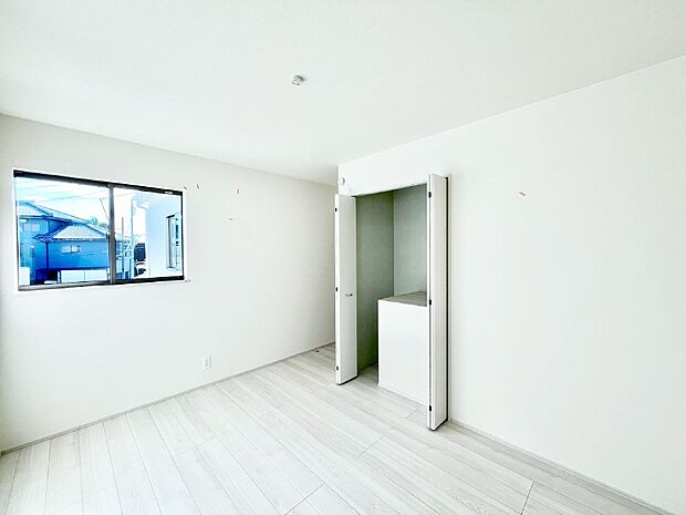 窓からのやさしい光が心地よいプライベートルーム