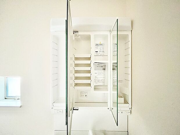 三面鏡の裏に、化粧品や衛生用品などを収納可能。洗面台をすっきりと保ちます！