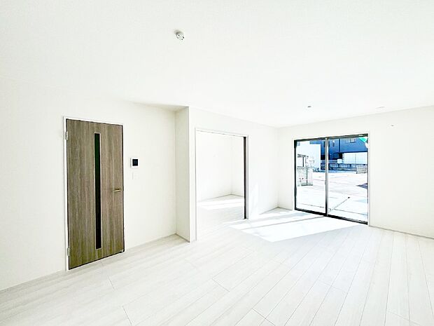 隣接の洋室を開放すればさらに広々空間に