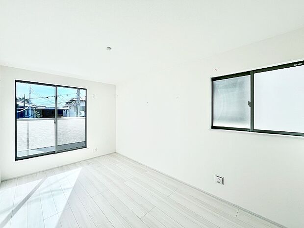 バルコニーが開放感をプラスしてくれる洋室