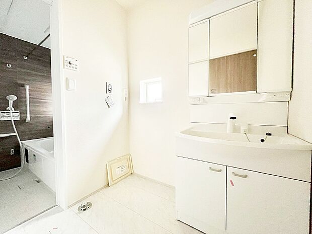 清潔感ある洗面化粧室で朝の身支度も快適