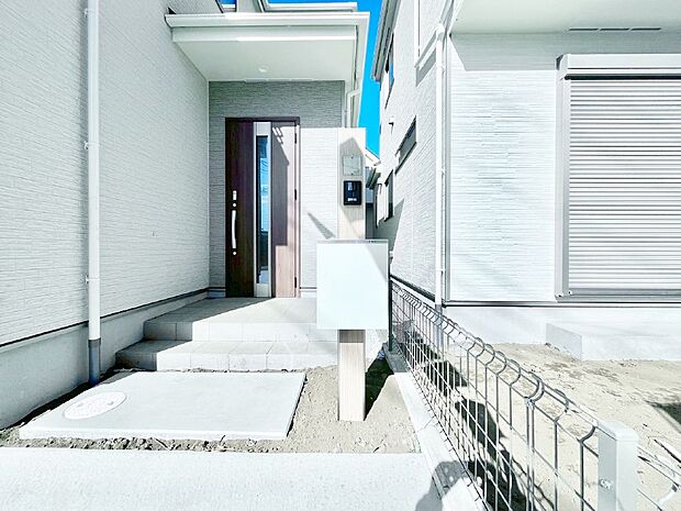 シンプルなデザインのポスト