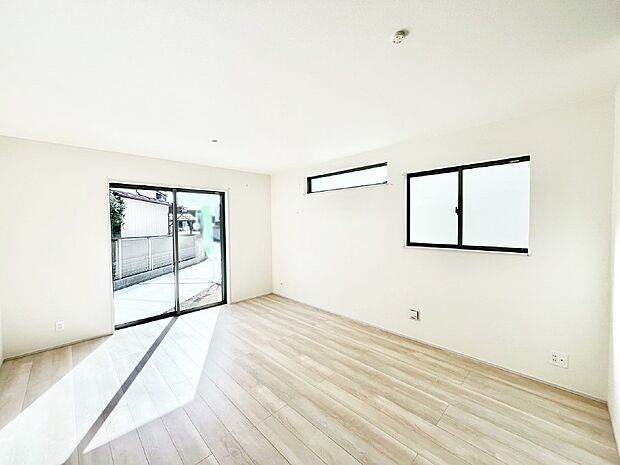 大きな窓からたっぷりの陽光と風を感じられるリビング