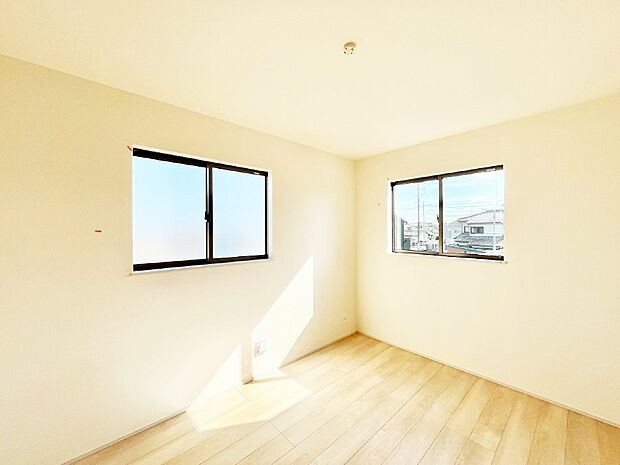 窓からのやさしい光が心地よいプライベートルーム