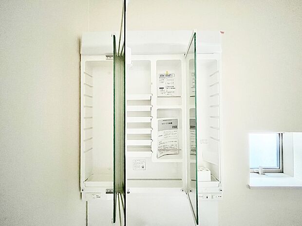 三面鏡の裏に、化粧品や衛生用品などを収納可能。洗面台をすっきりと保ちます！