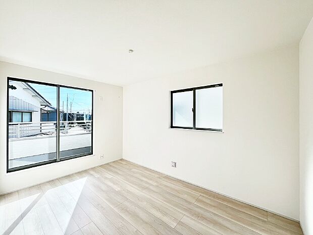 バルコニーが開放感をプラスしてくれる洋室