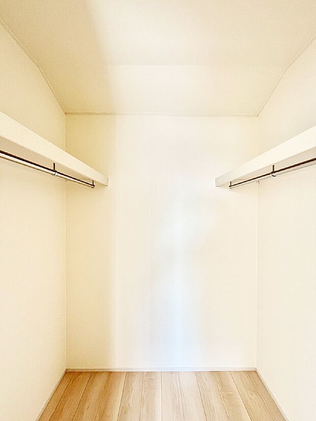 ウォークインクローゼットの活用で生活空間スッキリ