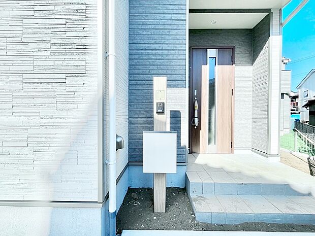 シンプルなデザインのポスト