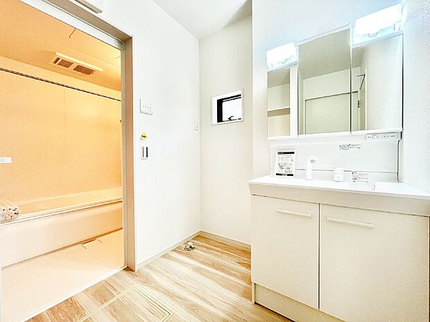 清潔感のある快適空間です。毎日の身支度も気持ち良くお使い頂けます。