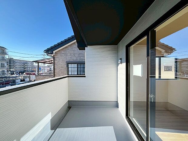 暖かな陽光が降り注ぐバルコニーはお洗濯におすすめ。爽やかな風も心地よいです。