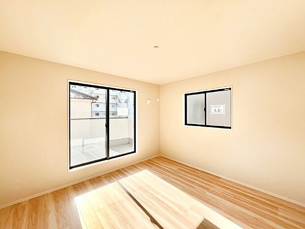 バルコニーが明るさと開放感を演出!朝スッキリと目覚められそうですね!