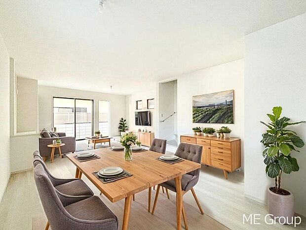 ご家族の賑やかな話し声で包まれる明るいリビング ※家具はCGです