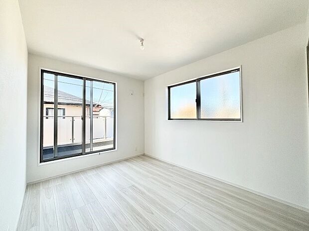 明るいバルコニーサイドに洋室を設置。目覚めの良い寝室に。