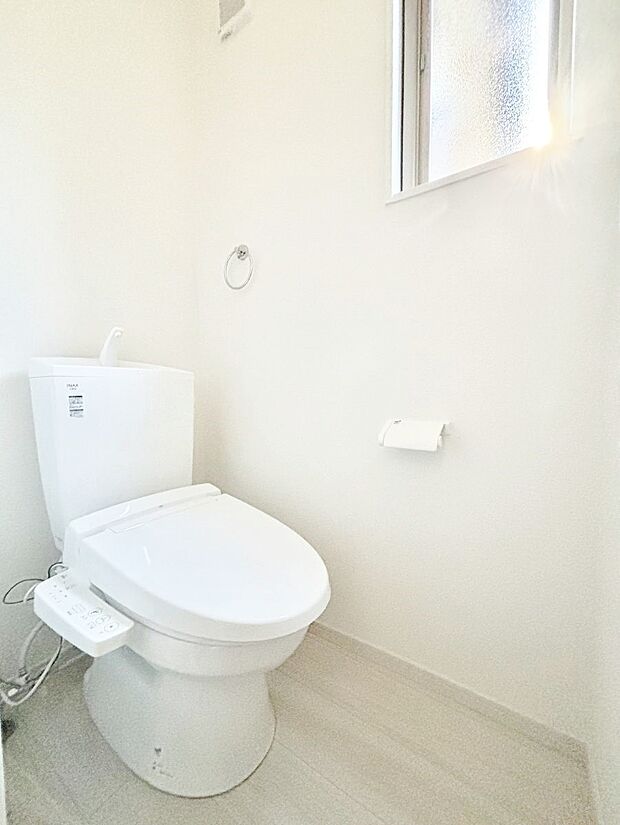 清潔感あるシャワートイレ。小窓から光が注ぎ込みます!