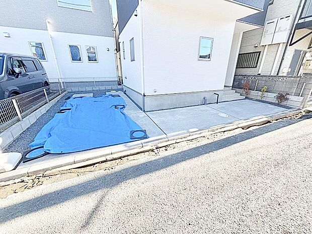 2台(車種による)駐車可!ご家族みんなの自転車も置ける広々カースペース。