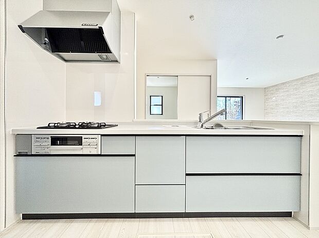 リビングを見渡せる人気のカウンターキッチン。 家族を見守りながら家事をすることができます。