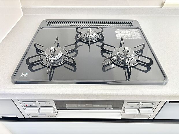 ガスコンロはＳｉセンサー搭載。火力調節や焦げ付き・消し忘れも防いでくれます。