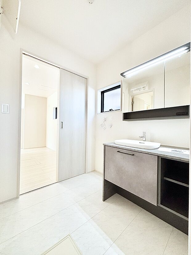 小窓がついているので湿気の多い場所でも換気が十分行えます。毎日の身支度を気持ち良く！