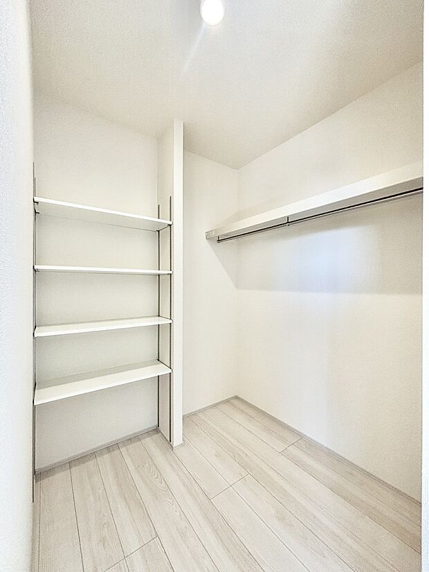 季節物の衣類もスッキリ収納できるウォークインクローゼット