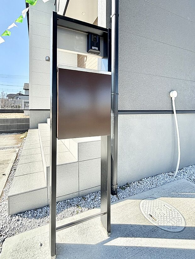 表札・インターホン・ポストをひとつに集約。エントランスになじむシンプルデザイン。