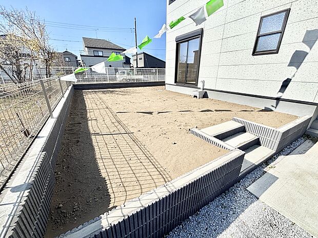 ガーデニングや家庭菜園も楽しめるお庭付き。