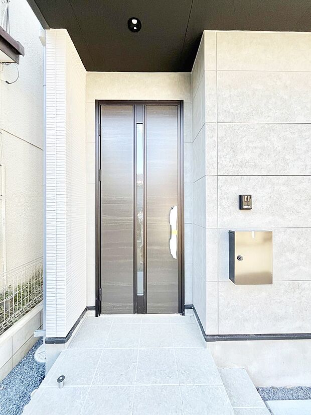 玄関前は雨が降っても濡れにくい屋根付き