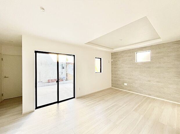 大きな窓からたっぷりの陽光と風を感じられるリビング